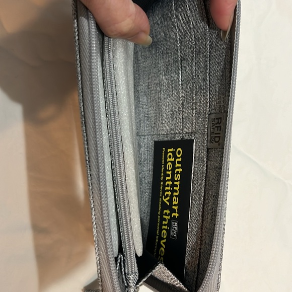 COPY - RFIDsafe LX250 travel wallet - Picture 6 of 7